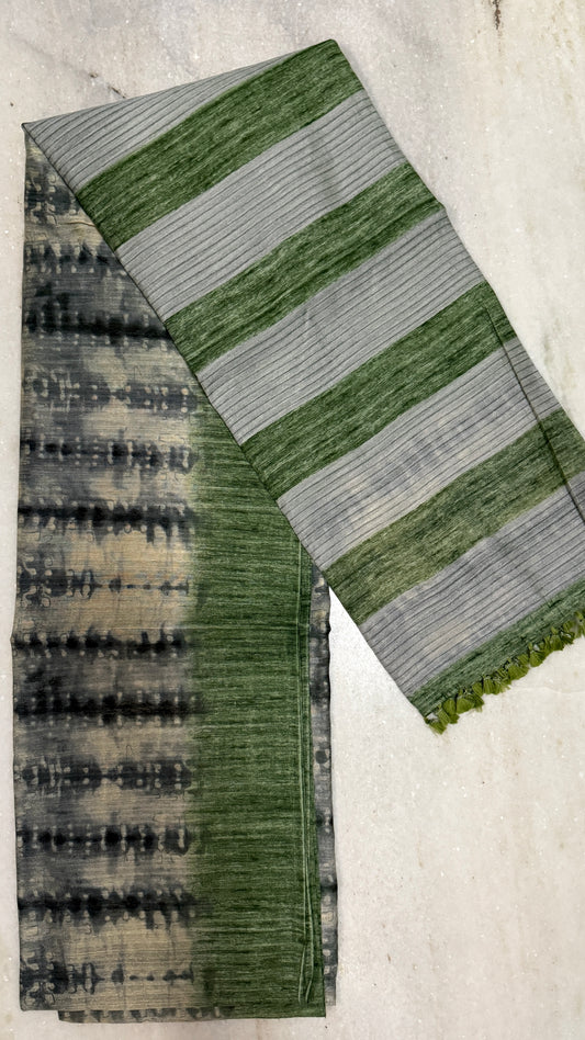 Handloom White and Green Cotton Silk Saree with Blouse Piece – Lightweight Daily Wear Saree in Green & Beige Tie-Dye Design
