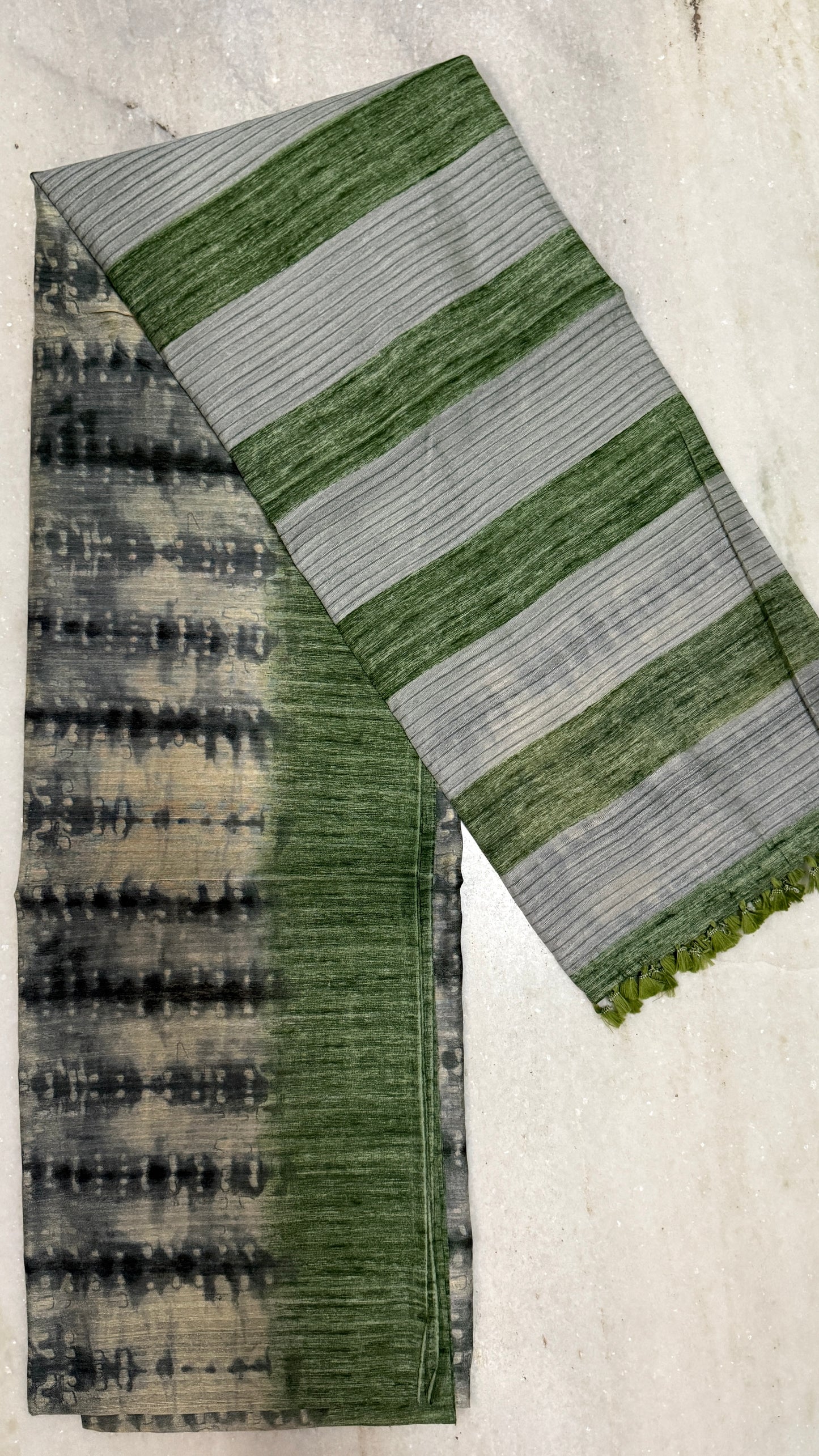 Handloom White and Green Cotton Silk Saree with Blouse Piece – Lightweight Daily Wear Saree in Green & Beige Tie-Dye Design