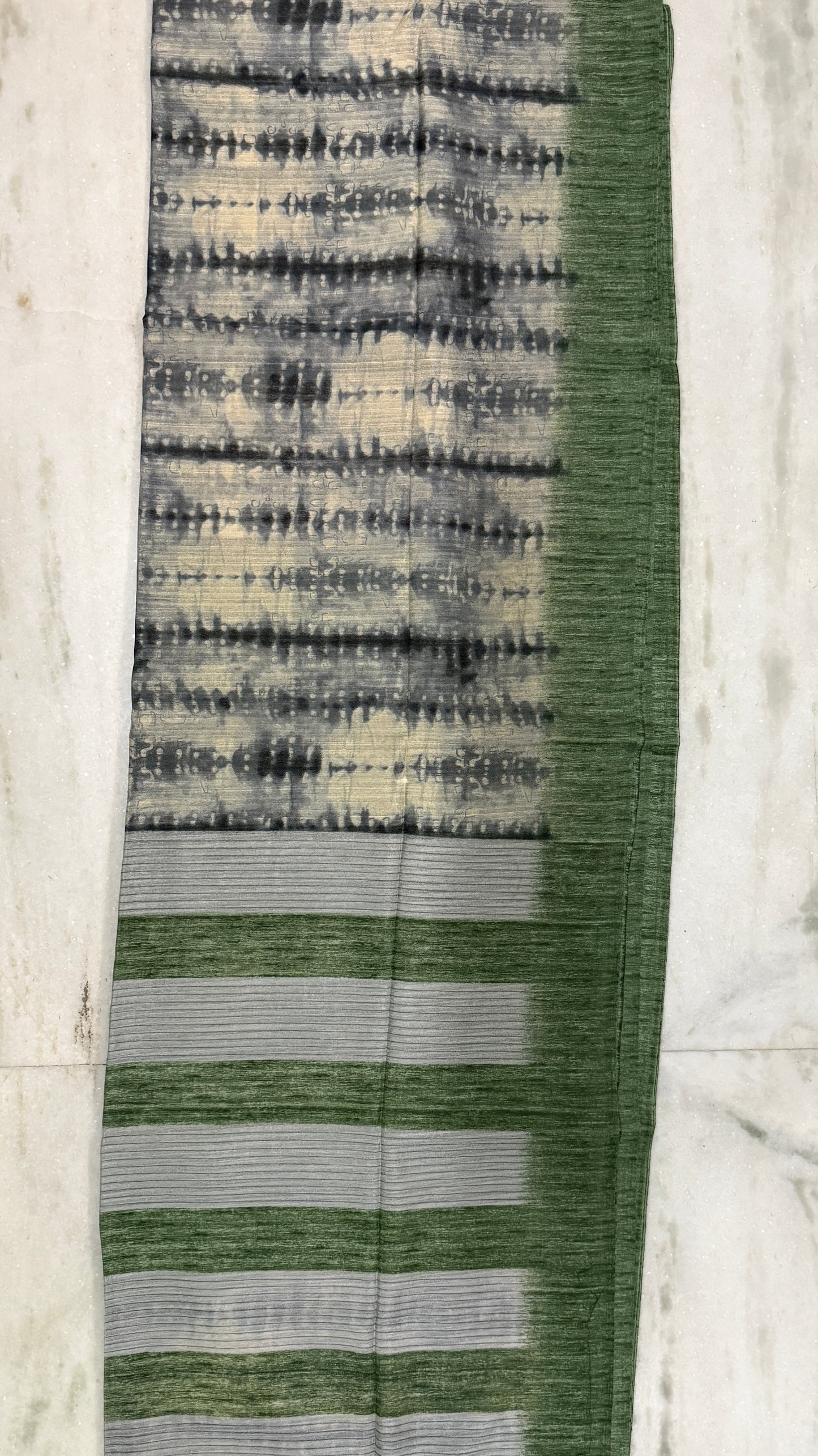 Handloom White and Green Cotton Silk Saree with Blouse Piece – Lightweight Daily Wear Saree in Green & Beige Tie-Dye Design